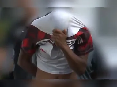 De acordo com a Polícia Militar, o corpo estava em estado de decomposição avançado dentro de um saco plástico com três pedras dentro