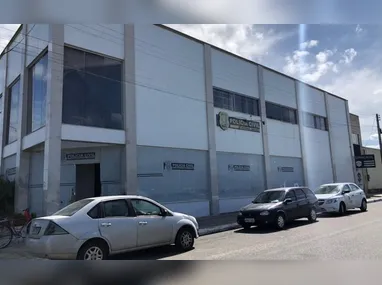 Imagem ilustrativa da imagem Homem sequestra garota de programa, foge da polícia e causa acidente em Linhares