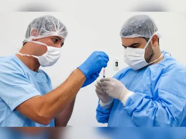 A médica pneumologista do Centro de Referência Professor Helio Fraga, da Fiocruz, Margareth Dalcolmo recebe a dose da vacina de Oxford/AstraZeneca na Fiocruz em janeiro de 2021