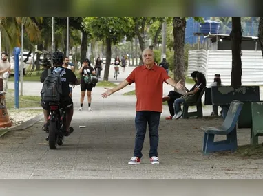 Polícia Rodoviária Federal no momento em que flagrou adolescente e sua família na BR-101, em Mimoso