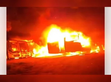 Imagem ilustrativa da imagem Incêndio destrói 38 ônibus em garagem de empresa no Sul do ES
