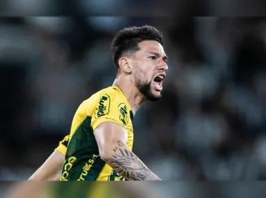 Arana foi anunciado ontem e já vestiu a camisa do Fluminense