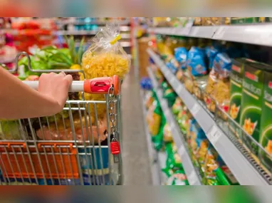 O motorista está na cabine amarrado a uma bomba caseira