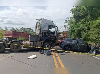 Imagem ilustrativa da imagem Mãe e filho morrem em acidente na BR-101; pista ficou interditada por 5 horas