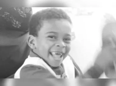 Durante as diligências no interior da residência, foram encontradas 38 pedras de crack, cinco porções de maconha e uma submetralhadora com carregador com 11 munições intactas