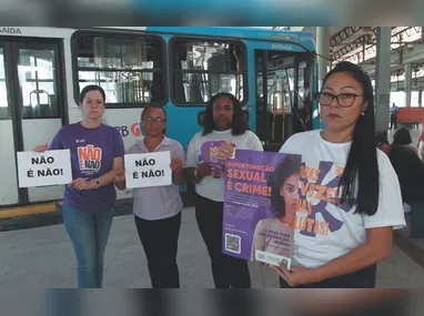 Motorista faz o teste do bafômetro após ser abordado pela fiscalização