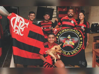 JOGADORAS DO SÃO PEDRO levantam a taça do hexacampeonato