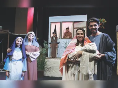 Isabely Castro Alves e Raíssa Valério aproveitam a decoração natalina com as crianças em Guarapari