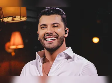 Isabely Castro Alves e Raíssa Valério aproveitam a decoração natalina com as crianças em Guarapari