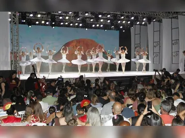 Da esquerda para a direita: Primeira princesa, Keile Gomes, Maryanna Matos com rainha, Luiz Guilherme Miguel Rei Momo, Lorena Delfino rainha trans e Shophia Nunes como segunda princesa