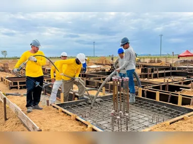 Alagamento em Vila Velha: mensagens no celular avisam moradores sobre o risco de desastres naturais, como enchentes e deslizamentos de terra
