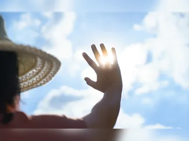 Praia lotada em Vila Velha: especialistas recomendam  evitar horários em que o sol esteja muito forte