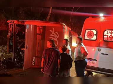 Imagem ilustrativa da imagem Ônibus de turismo tomba e deixa dois mortos na BR 262 em Ibatiba