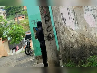Segundo a Polícia Militar, o suspeito pulou o muro dos fundos da Unidade de Saúde e conseguiu fugir