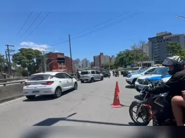 Carreta-cegonha foi removida do viaduto no início da tarde desta terça-feira