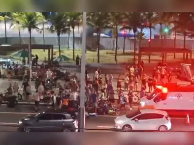 Informações do Corpo de Bombeiros de Minas Gerais revelaram que a carreta, que pertence a uma mineradora, bateu de frente com o ônibus