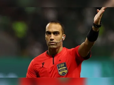 Torcedores do Independiente Medellín ateiam fogo em objetos em meio a tumulto na partida entre Independiente Medellín e Flamengo válida pelo Grupo A da Copa Libertadores 2026, em Medellín, na Colômbia. O jogo foi paralisado por questões de segurança.