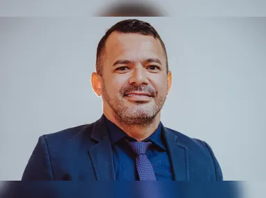 Parente da vítima sendo abordada pelo estelionatário