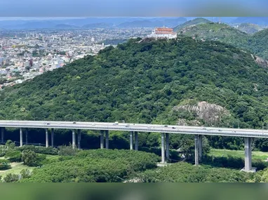 Os lustres de cristal foram  restaurados e preservados; um dos espaços restaurados