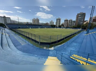 Carlos Vitor, do Vitória, encobre o goleiro Rafael Mariano, do Porto