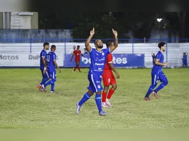Jogadores do Real Noroeste disputam a bola no treinamento, em preparação para a estreia no Capixabão, contra o Forte, hoje à noite, em Águia Branca