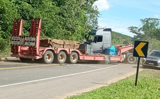 Imagem ilustrativa da imagem Acidente com duas vítimas fatais interdita BR-101 em Fundão