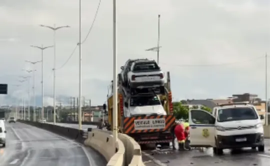 Imagem ilustrativa da imagem Acidente entre caminhão cegonha e moto deixa um morto na BR-101, em Cariacica