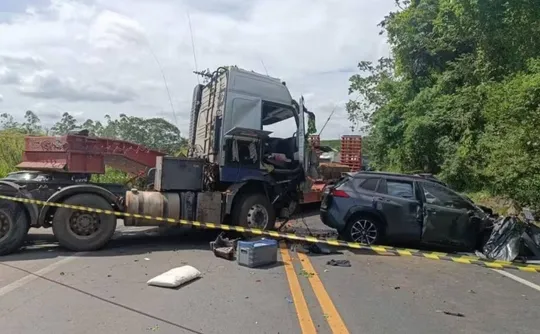Imagem ilustrativa da imagem Mãe e filho morrem em acidente na BR-101; pista ficou interditada por 5 horas