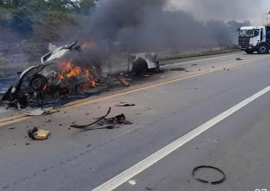 Imagem ilustrativa da imagem Acidente na BR 101 na divisa entre o ES e a Bahia deixa 11 pessoas mortas