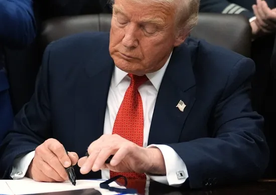 Imagem ilustrativa da imagem Trump diz que vai aplicar tarifas de 50% a países que venderem armas ao Irã