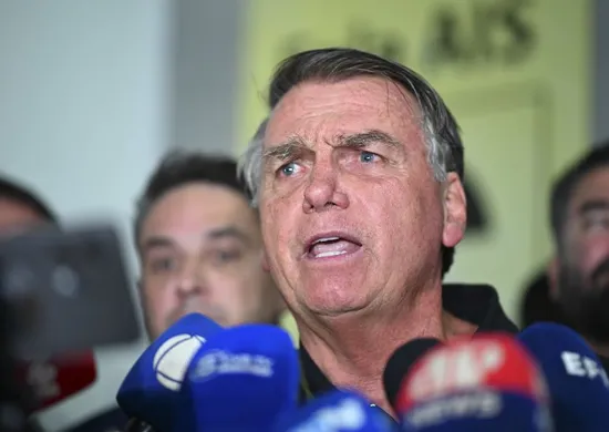 Imagem ilustrativa da imagem PF faz buscas na casa de Jair Bolsonaro, mas não encontra novas armas