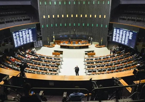 Imagem ilustrativa da imagem Fim da taxa das blusinhas avança na Câmara