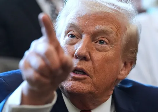 Imagem ilustrativa da imagem Após ameaças, Trump publica imagem de navios afundados: 'Marinha iraniana'