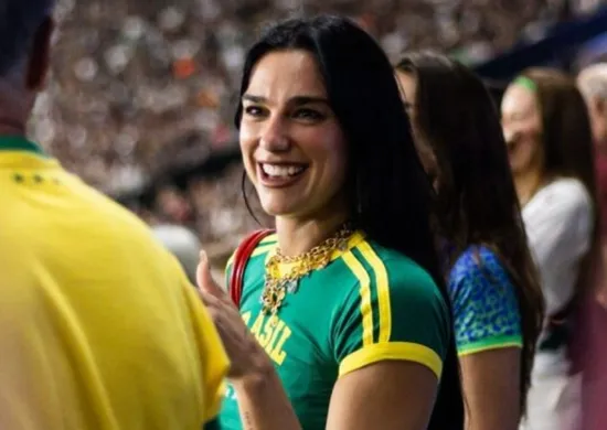 Imagem ilustrativa da imagem Dua Lipa encontra Sabrina Sato em ensaio da Vila Isabel e vai a jogo no Rio