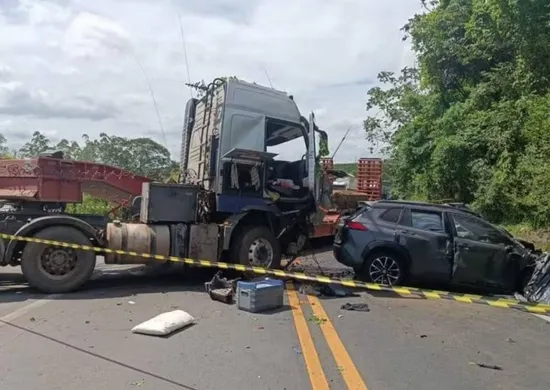 Imagem ilustrativa da imagem Mãe e filho morrem em acidente na BR-101; pista ficou interditada por 5 horas