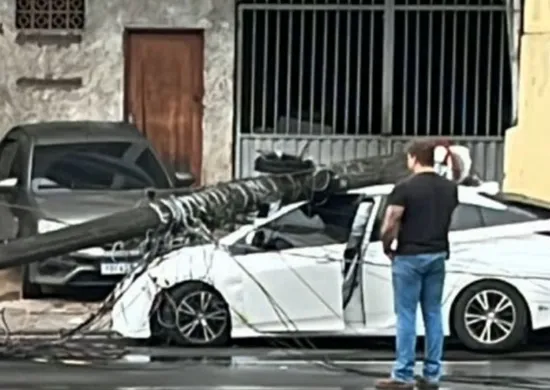 Imagem ilustrativa da imagem Motorista de aplicativo cochila ao volante e derruba poste em Cariacica