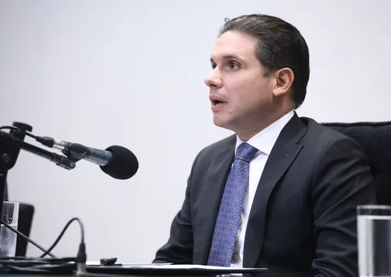 Imagem ilustrativa da imagem Motta diz que pretende votar em maio a PEC que acaba com a jornada 6x1