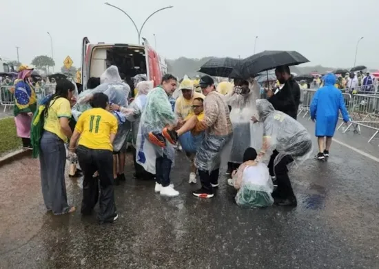 Imagem ilustrativa da imagem Raio atinge manifestantes em ato de Nikolas Ferreira e deixa dezenas feridos no DF