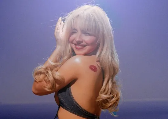 Imagem ilustrativa da imagem Gestão Trump divulga vídeo editado de Sabrina Carpenter em campanha anti-imigração