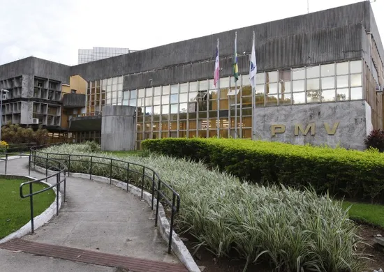 Imagem ilustrativa da imagem Vitória antecipa salário de servidores e pagamento de abono de R$ 2.000