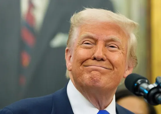 Imagem ilustrativa da imagem 'Grande vitória', diz Trump sobre Flávio Bolsonaro ter ficado à frente no 1º turno