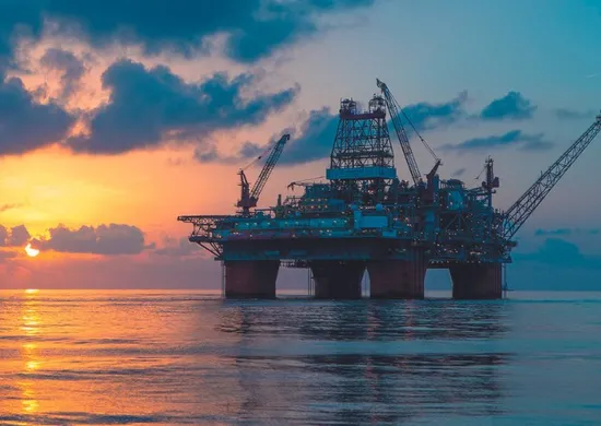 Imagem ilustrativa da imagem Após bater US$ 100, petróleo desacelera com extensão do cessar-fogo entre EUA e Irã