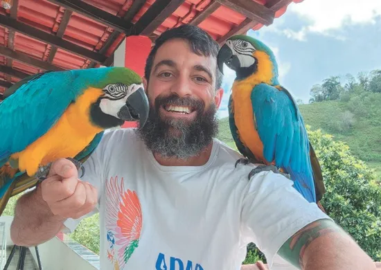 Imagem ilustrativa da imagem Veterinário se muda para o interior em busca de sossego para casal de araras