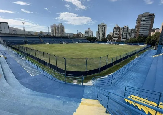 Imagem ilustrativa da imagem Vitória Futebol Clube entrega uniformes e bolas para núcleos infantis