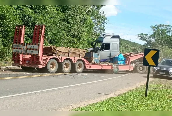 Imagem ilustrativa da imagem Acidente com duas vítimas fatais interdita BR-101 em Fundão