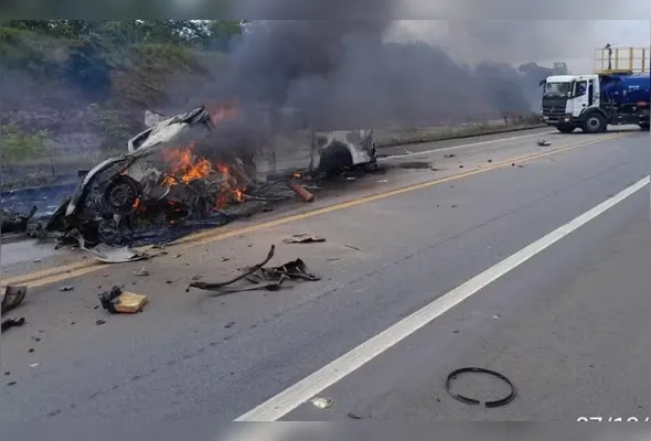 Acidente envolveu dois carros de passeio