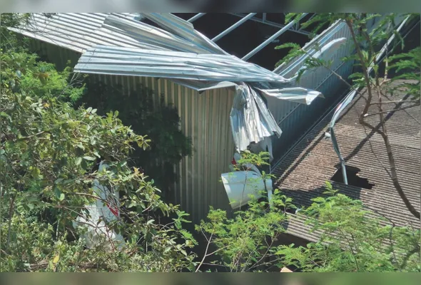 Momento do acidente: galpão de uma oficina mecânica no bairro Jardim Boa Vista foi atingido no telhado. Não houve vítimas