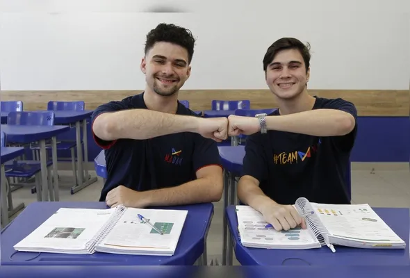 Os alunos Lior Kestenberg e Lucas Guzzo, do Madan, tiveram bom desempenho na média geral e na Redação