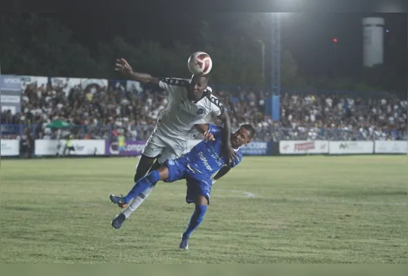 Matheus Castelo e Carlos Vitor disputam a bola durante a Supercopa, realizada há duas semanas