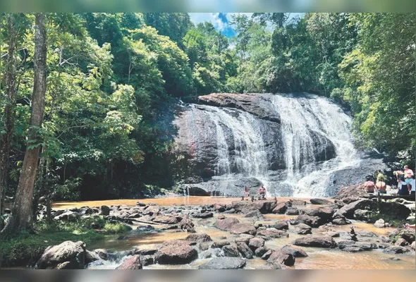 A Cachoeira do Barbudo, também conhecida como Cachoeira de Buenos Aires, atrai visitantes